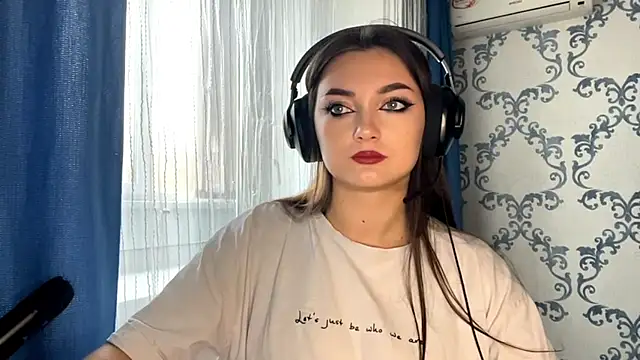 Snapshot of TwotyBright chatting on 11.14.25 TwotyBright online show from 11.14.25