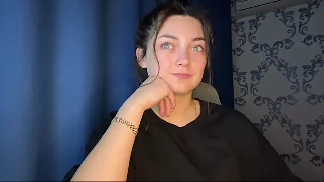 Snapshot of TwotyBright chatting on 11.25.25 TwotyBright online show from 11.25.25