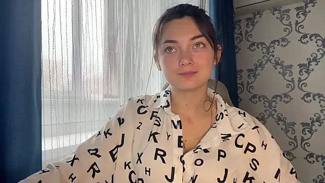 Snapshot of TwotyBright chatting on 11.28.25 TwotyBright online show from 11.28.25