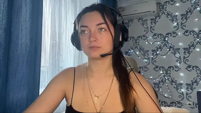 Snapshot of TwotyBright chatting on 12.02.25 TwotyBright online show from 12.02.25