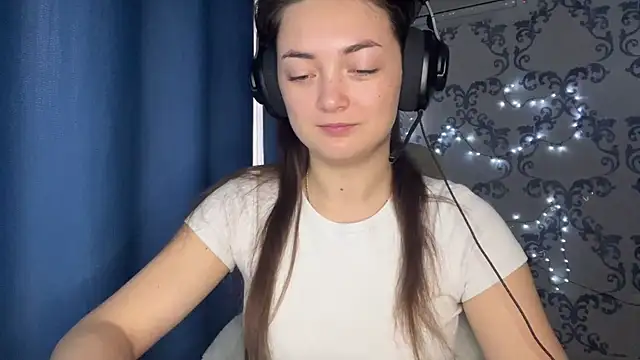 Snapshot of TwotyBright chatting on 12.03.25 TwotyBright online show from 12.03.25