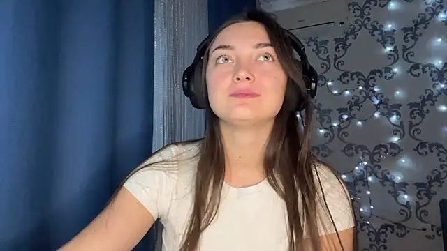 Snapshot of TwotyBright chatting on 12.05.25 TwotyBright online show from 12.05.25