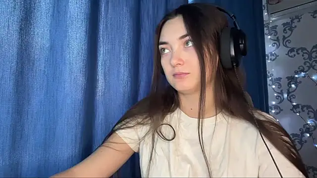 Snapshot of TwotyBright chatting on 12.14.25 TwotyBright online show from 12.14.25