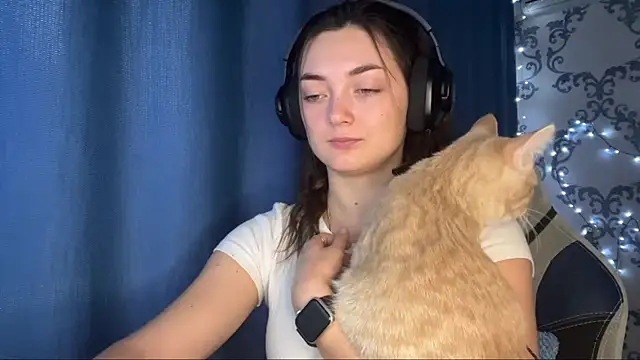 Snapshot of TwotyBright chatting on 12.18.25 TwotyBright online show from 12.18.25