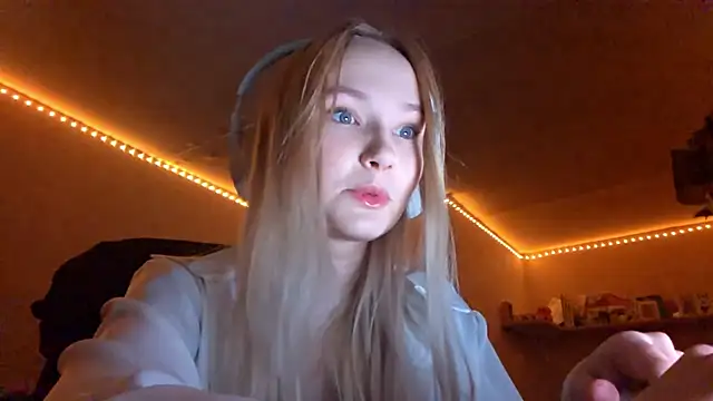 Snapshot of KarinRobertson chatting on 11.10.25 KarinRobertson online show from 11.10.25