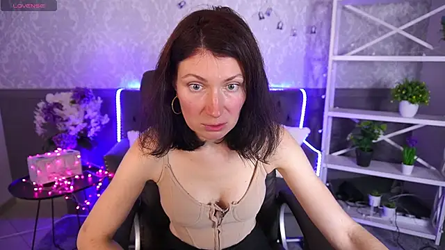 AmiraGoldd online show from 11.05.25