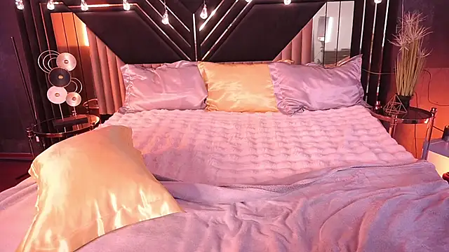 ZafiraMoonn online show from 12.23.25