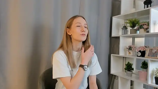 Snapshot of NikoleOwen chatting on 11.11.25 NikoleOwen online show from 11.11.25