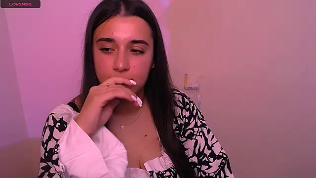 Snapshot of AlinaDoll_ chatting on 11.04.25 AlinaDoll  online show from 11.04.25