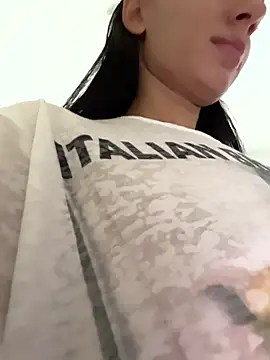 Snapshot of VickyM99 chatting on 12.04.25 VickyM99 online show from 12.04.25