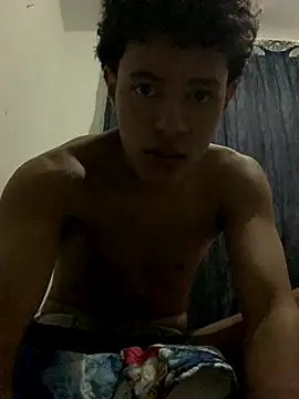 Snapshot of santicastroles chatting on 11.08.25 santicastroles online show from 11.08.25