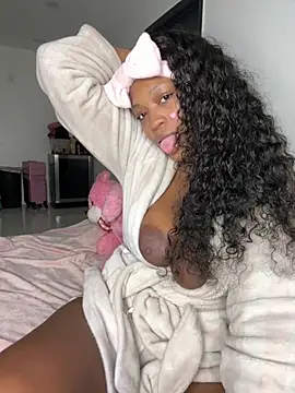 Snapshot of PrincessDreamm chatting on 11.26.25 PrincessDreamm online show from 11.26.25