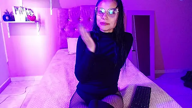 Snapshot of valkiry_ chatting on 11.06.25 valkiry online show from 11.06.25