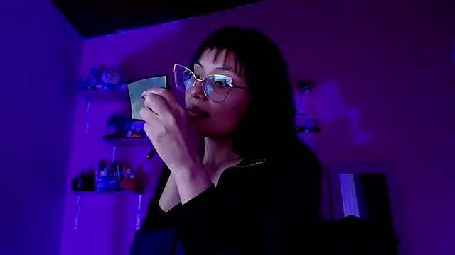 Snapshot of valkiry_ chatting on 11.14.25 valkiry online show from 11.14.25