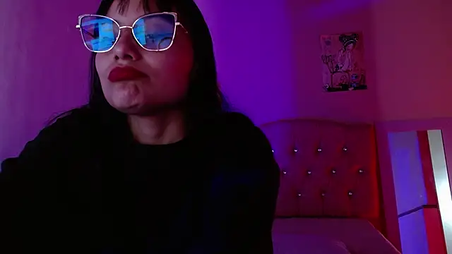 Snapshot of valkiry_ chatting on 11.15.25 valkiry online show from 11.15.25