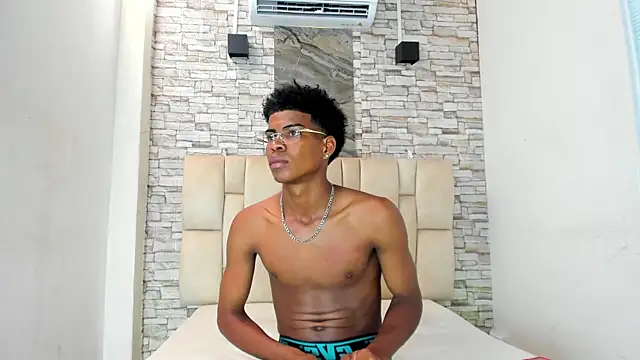 Snapshot of XAVI_LEE chatting on 11.26.25 XAVI LEE online show from 11.26.25