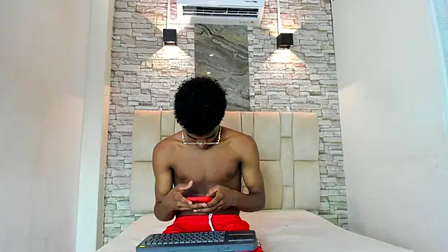 Snapshot of XAVI_LEE chatting on 11.28.25 XAVI LEE online show from 11.28.25