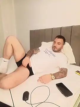 Snapshot of snncdgn chatting on 12.17.25 snncdgn online show from 12.17.25