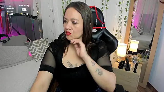 Snapshot of Victoria_Wilde_ chatting on 11.18.25 Victoria Wilde online show from 11.18.25