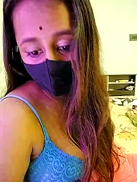 Snapshot of LoveLy-Soneya chatting on 12.21.25 LoveLy-Soneya online show from 12.21.25