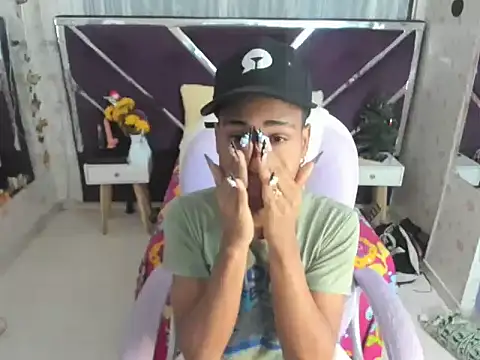 Snapshot of Santy_bigcock_01 chatting on 11.18.25 Santy bigcock 01 online show from 11.18.25