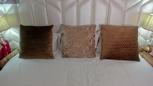 Snapshot of Bella__carther chatting on 11.10.25 Bella carther online show from 11.10.25