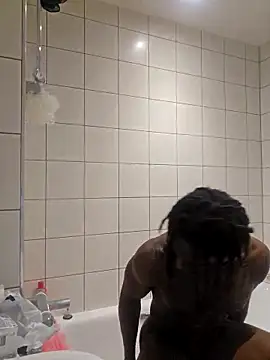 Snapshot of sweet_juicem chatting on 11.10.25 sweet juicem online show from 11.10.25