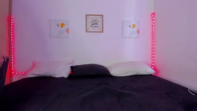 Miia  Jonees online show from 12.15.25