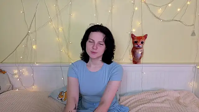 LatinaHuguenin online show from 11.23.25