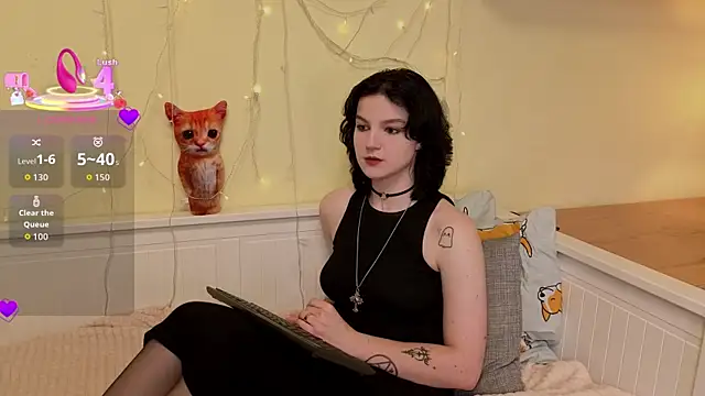 LatinaHuguenin online show from 11.28.25