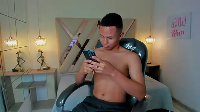 Snapshot of Liams18 chatting on 11.16.25 Liams18 online show from 11.16.25