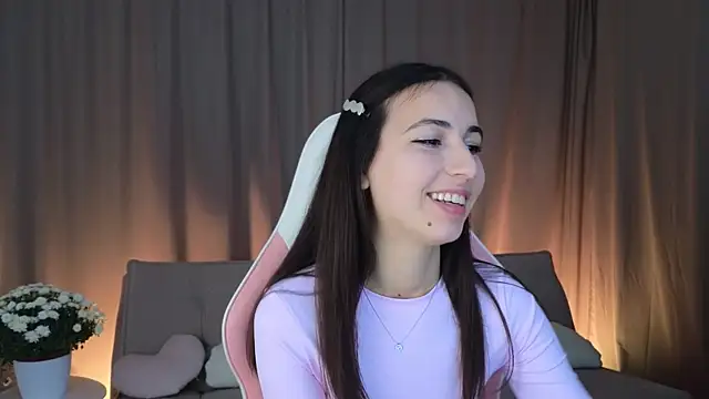 Snapshot of LeslieStein chatting on 11.06.25 LeslieStein online show from 11.06.25