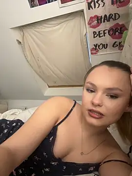 Snapshot of LillieWebb_ chatting on 11.30.25 LillieWebb online show from 11.30.25