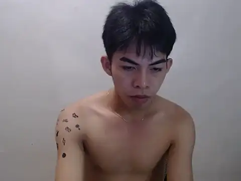 Snapshot of Urhotsilverboy chatting on 04.24.26 Urhotsilverboy online show from 04.24.26