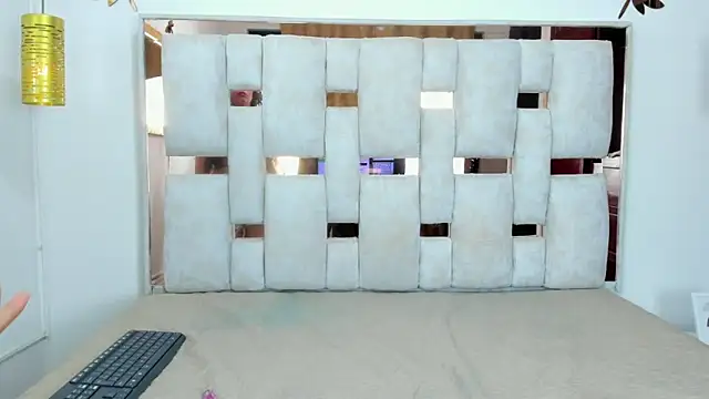 Snapshot of Lois_Cullen chatting on 11.06.25 Lois Cullen online show from 11.06.25