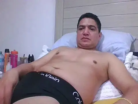 Snapshot of yayo_33 chatting on 11.23.25 yayo 33 online show from 11.23.25