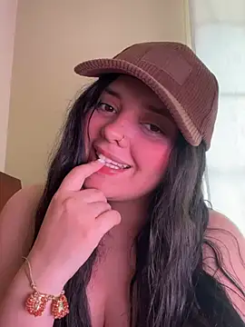 Snapshot of candicewest_ chatting on 04.19.26 candicewest online show from 04.19.26