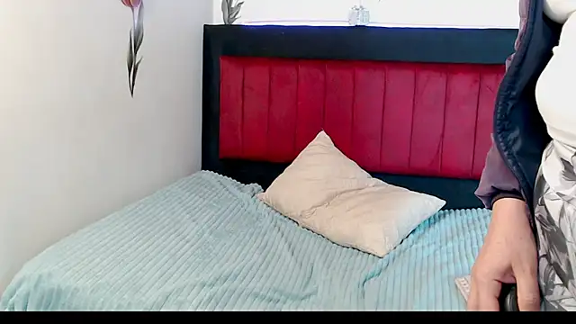 Snapshot of AMARYXS chatting on 12.22.25 AMARYXS online show from 12.22.25