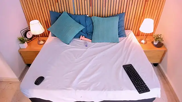 MiaBigBust online show from 11.16.25