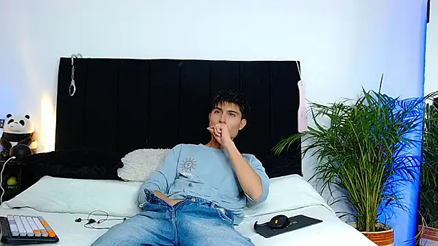 Snapshot of thomasbennett_ chatting on 11.06.25 thomasbennett online show from 11.06.25