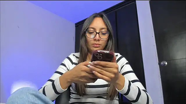 Snapshot of LilyGarcia chatting on 11.12.25 LilyGarcia online show from 11.12.25