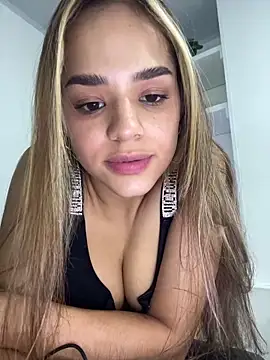 Snapshot of Sara__Secret chatting on 12.16.25 Sara Secret online show from 12.16.25