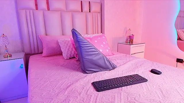 alanarose18 online show from 11.20.25