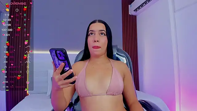 Snapshot of Amy_Leah chatting on 12.03.25 Amy Leah online show from 12.03.25