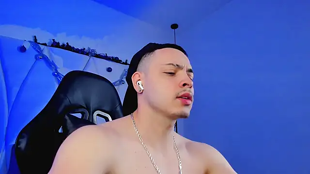 Snapshot of Maxwell_Dupont chatting on 12.03.25 Maxwell Dupont online show from 12.03.25