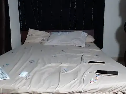 Snapshot of WettLyn chatting on 11.13.25 WettLyn online show from 11.13.25