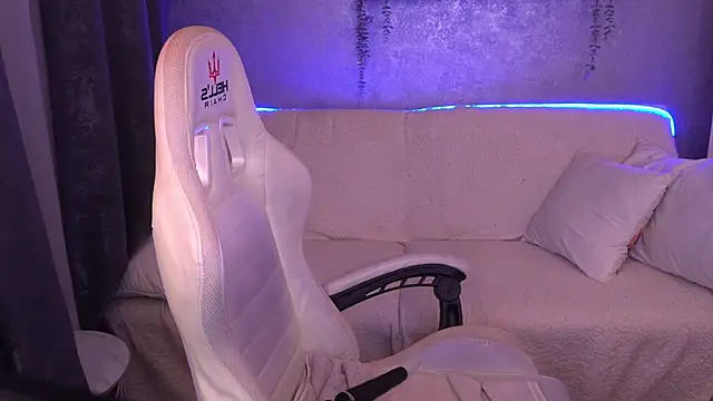 Snapshot of CarolinaaFoxyyy chatting on 11.13.25 CarolinaaFoxyyy online show from 11.13.25