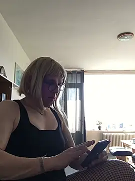 Snapshot of simone_xdressing chatting on 03.09.25 simone xdressing online show from 03.09.25