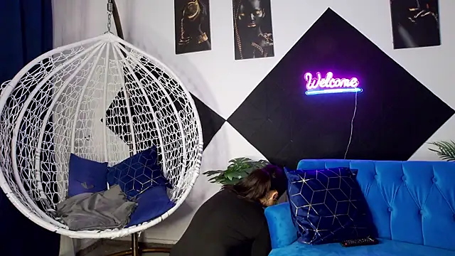 EvvaLovvia online show from 01.08.26