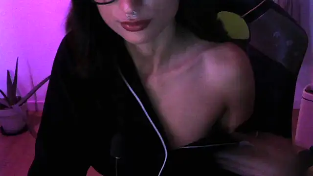 Snapshot of LucyGrayX chatting on 11.10.25 LucyGrayX online show from 11.10.25